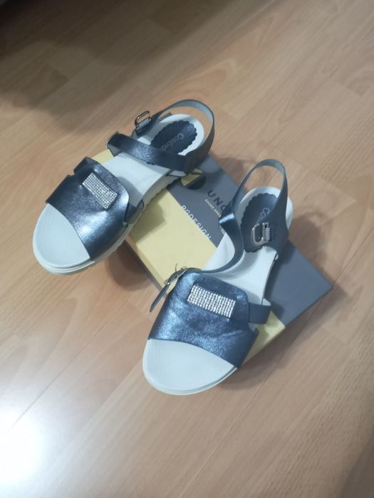 Продам босоножки на девочку размер 36