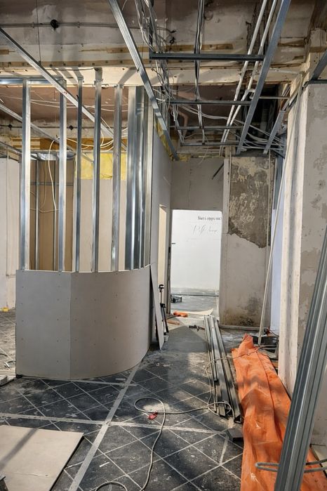 Construim case la rosu si la cheie/ renovari/ instalati sanitare si electrice/ reconsolidari etc