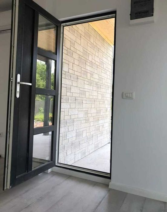Casa modulara, garaje auto si containere tip birou din structura metalica si panou sandwich termoizolant