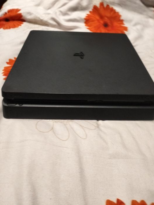 Vând PS4 slim cu 500gb