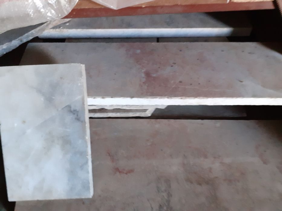 Куски мрамора цвет серый