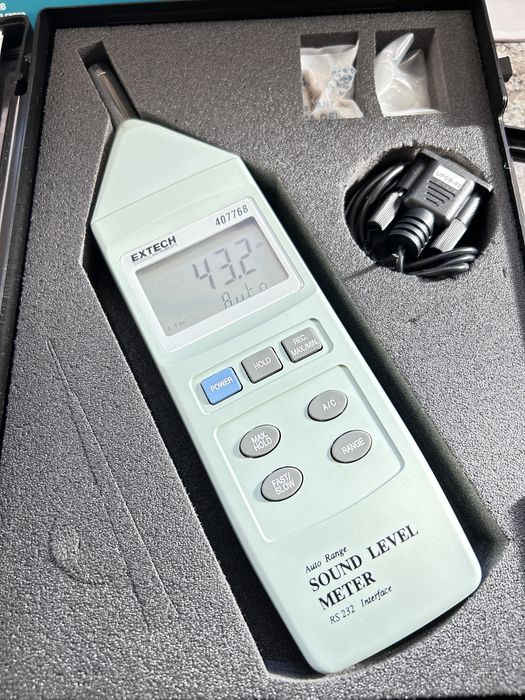 Decibelmetru profesional Extech