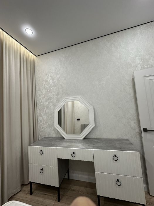 Продам туалетный столик с зеркалом