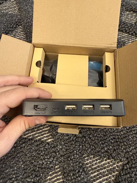 Switch KVM tip dockingstation pt 4 pc si un monitor