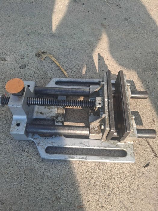 Машинно менгеме за настолна бормашина