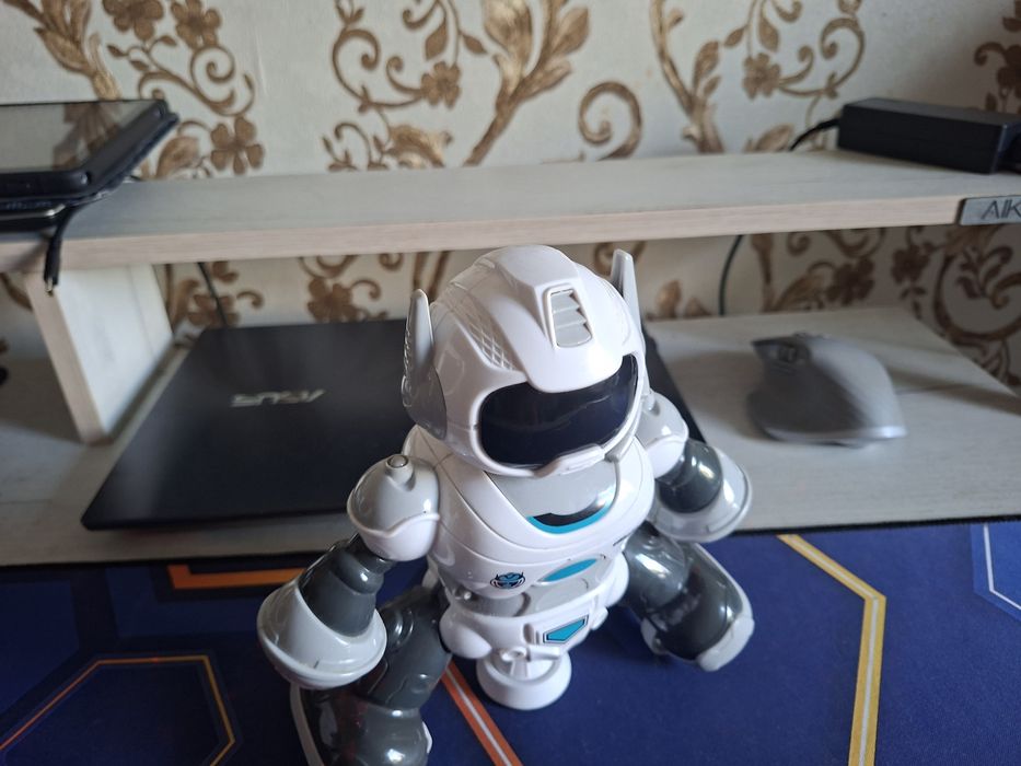 Продается робот игрушка