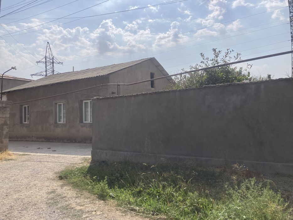 Кибрайда учаска Qibrayda xovli 10sotu joy