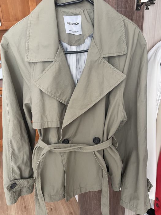 Дамски тренчкот бежов и зелен Bershka