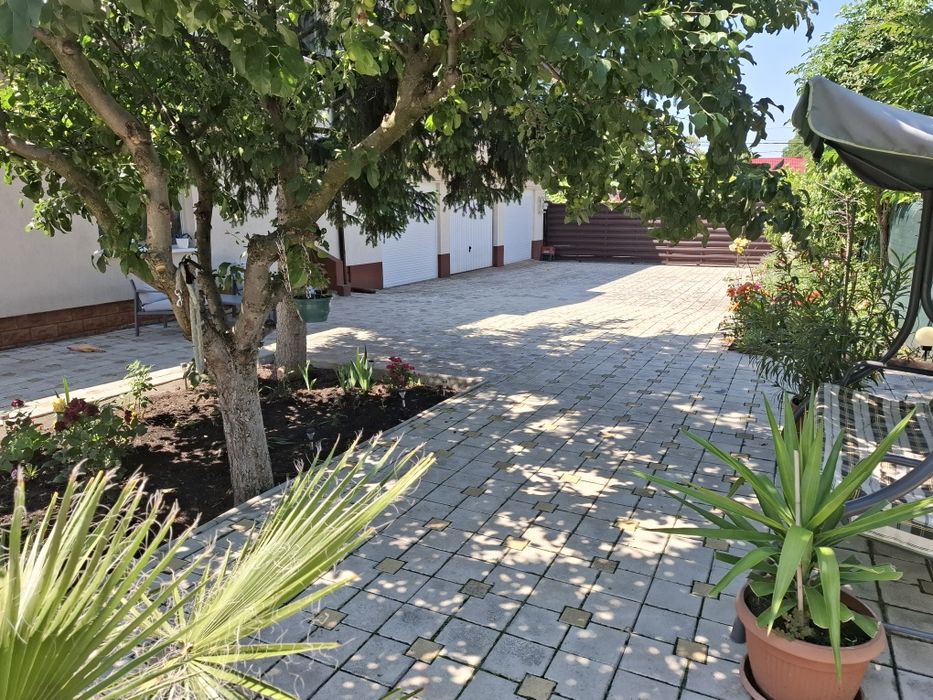 Casa S+P+1+M Drumul taberei Prelungirea Ghencea  Ghidiceni 500m teren