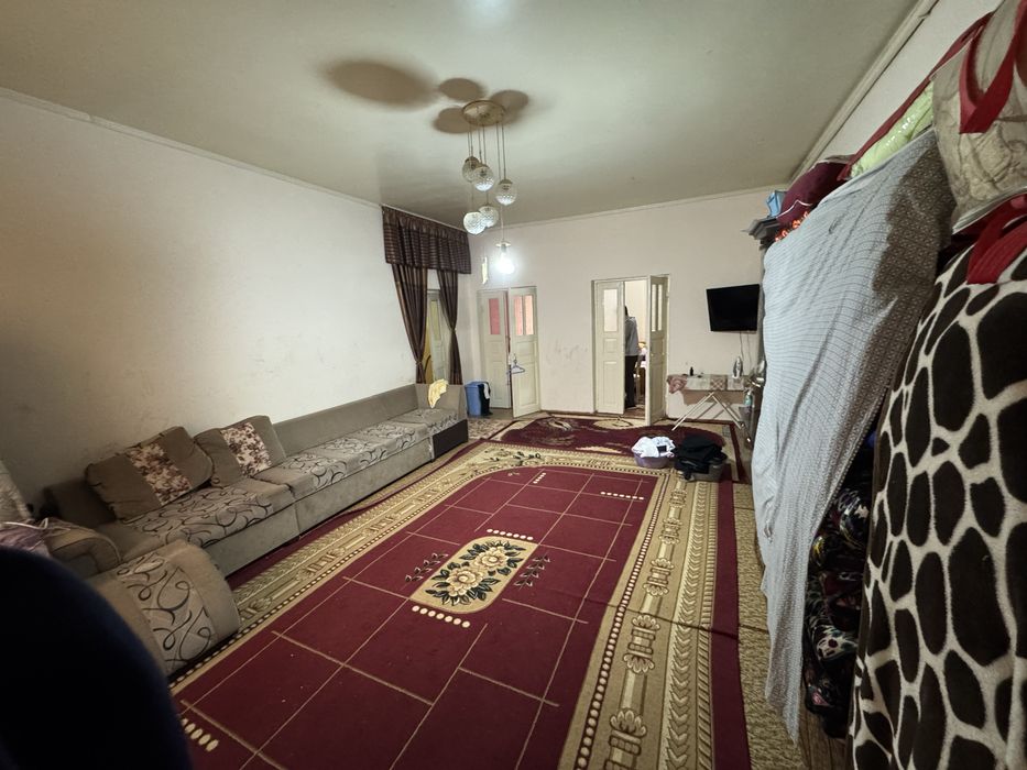 Дом в хорошем состояний. Находится в Янгибазаре