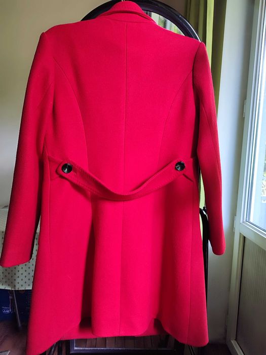 Продам пальто красное