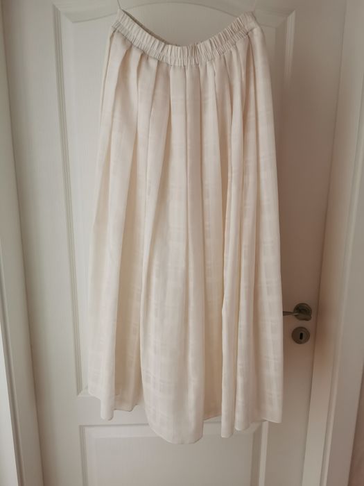 Дамски елегантен костюм  в цвят екрю.