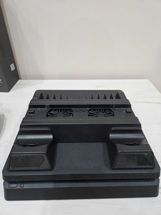 Ps4 slim с два оригинални джойстика