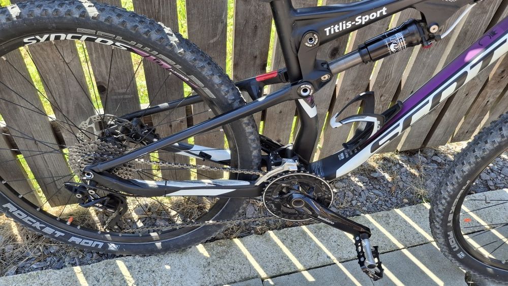 Bicicleta full suspension Scott