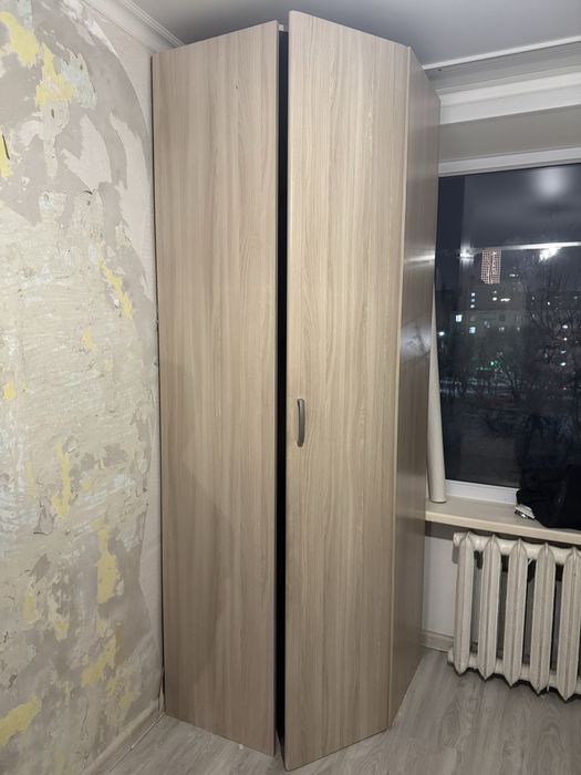Продам шкаф угловой , высота 230 . Глубина по диагонали 87