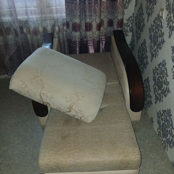 Срочно продам диван с креслом