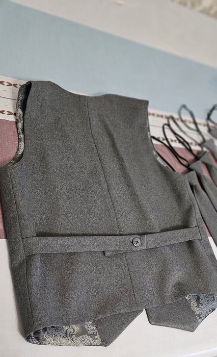 Продам серый жакет и галстуки