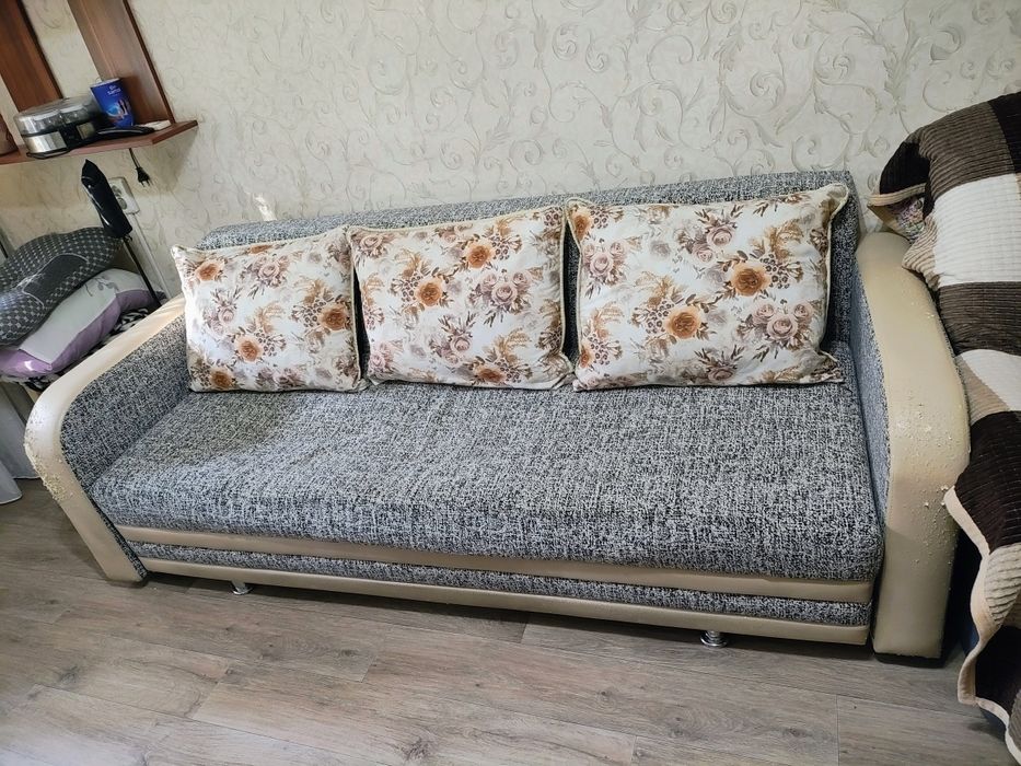 Срочно продам диван