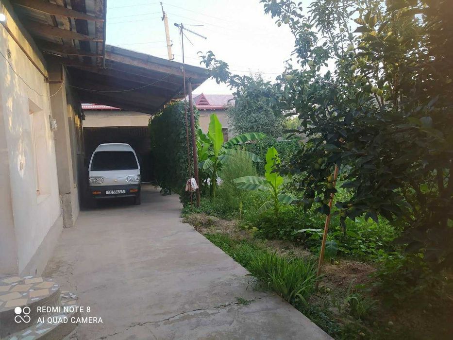 Uy sotiladi srochna !!!