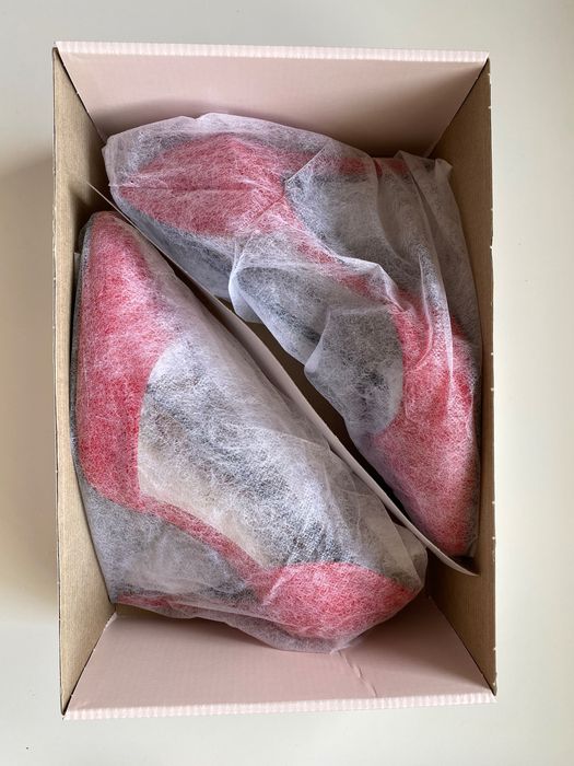 Червени велурени обувки на висок ток