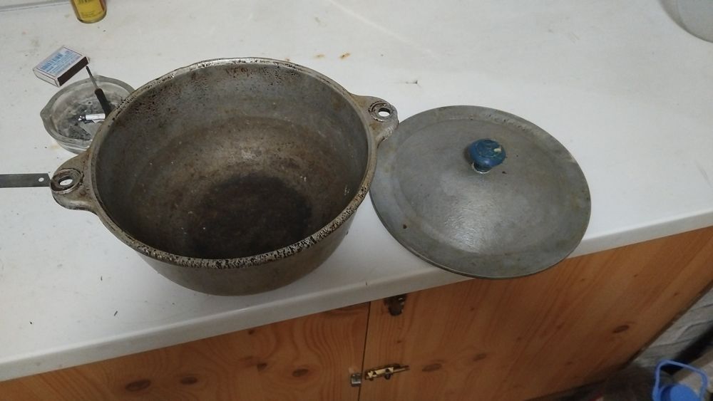 Казан  чугунный  2..5 литра