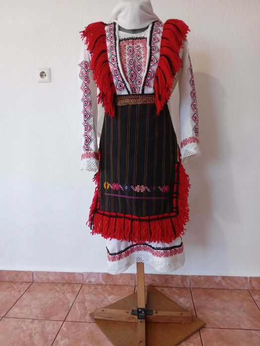 2 броя македонски носии