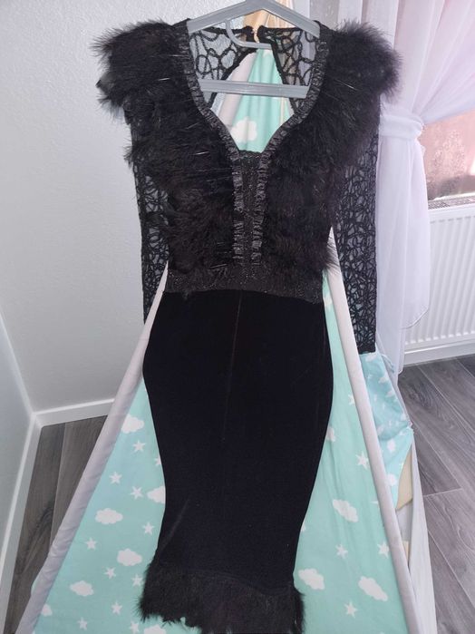 Rochie neagră, cu pene