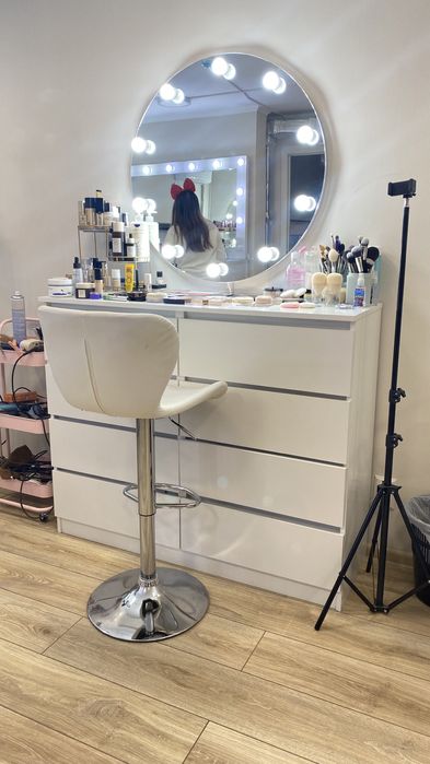 Продам визажный столик,шкаф и стул