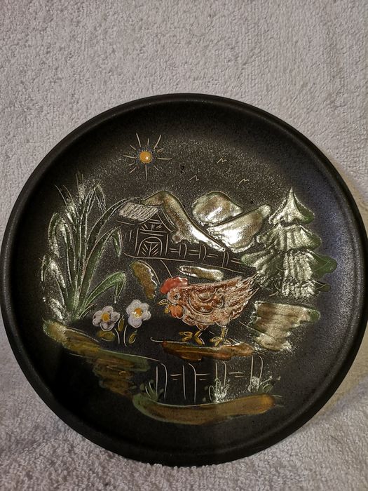 Ръчно рисувана керамична чиния.