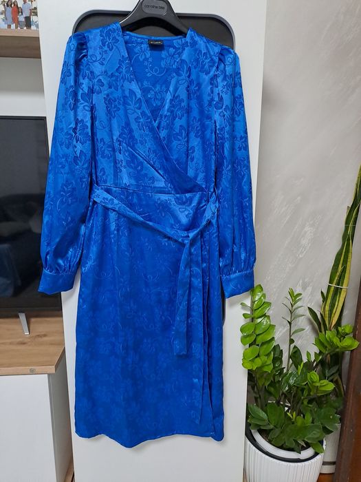 Синя сатенена рокля