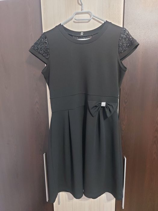 Черна рокля с панделка