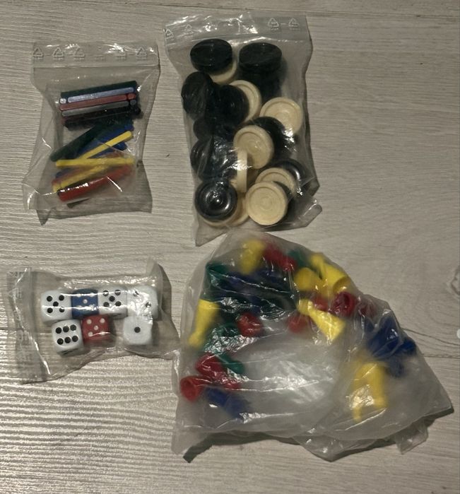 Vand doua cuti cu jocuri de societate