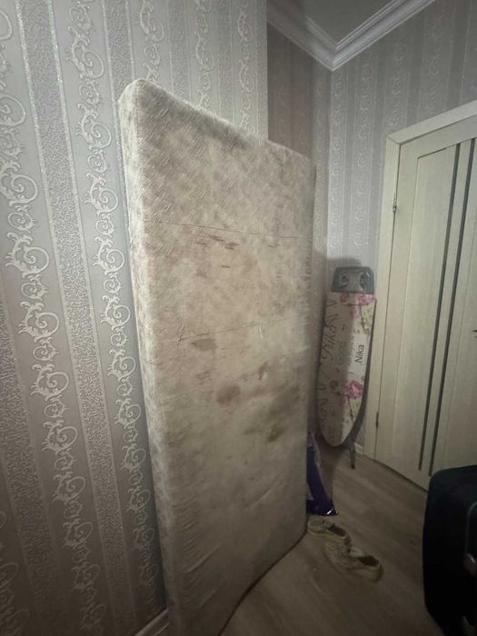 Сломанный диван, на дачу или на ремонт