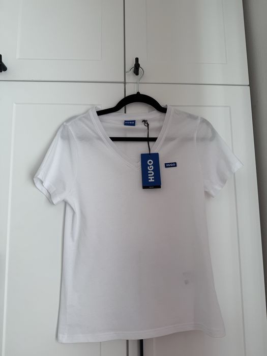 Бяла тениска на Hugo.