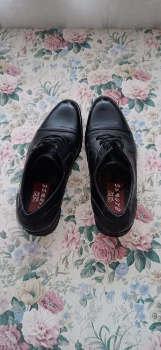 Vând pantofi eleganți