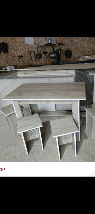 Продам новые стол и табуретки