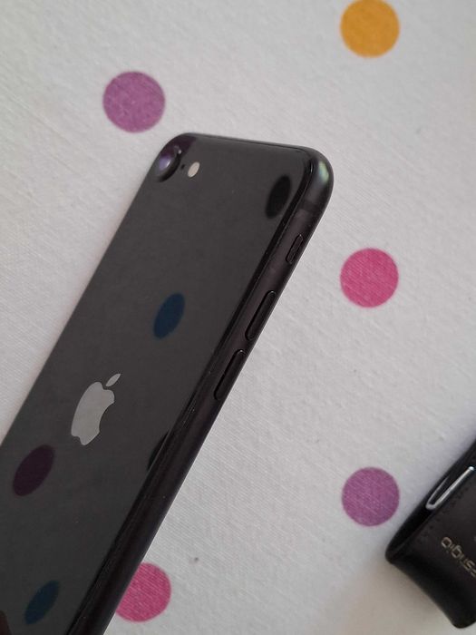 iPhone SE 2020 128 GB черен отлично състояние