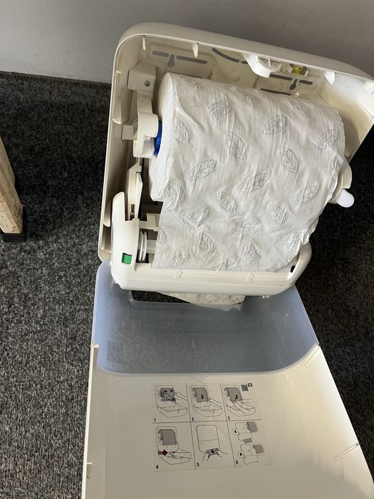 Диспенсър за хартия