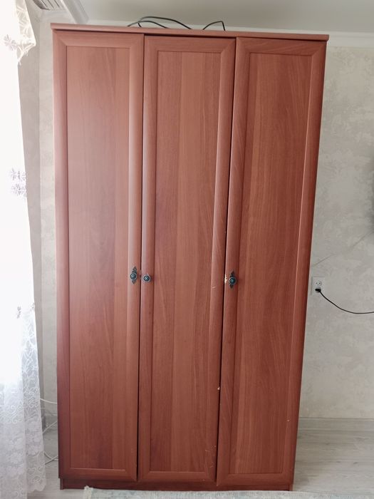 Продам б/у шкаф среднем состоянии.