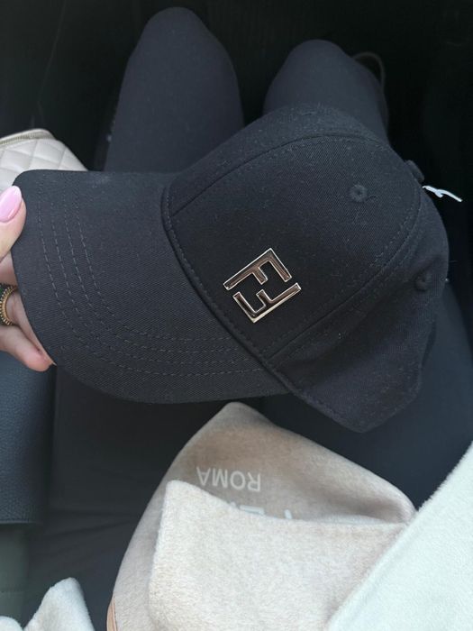 Дамска шапка fendi