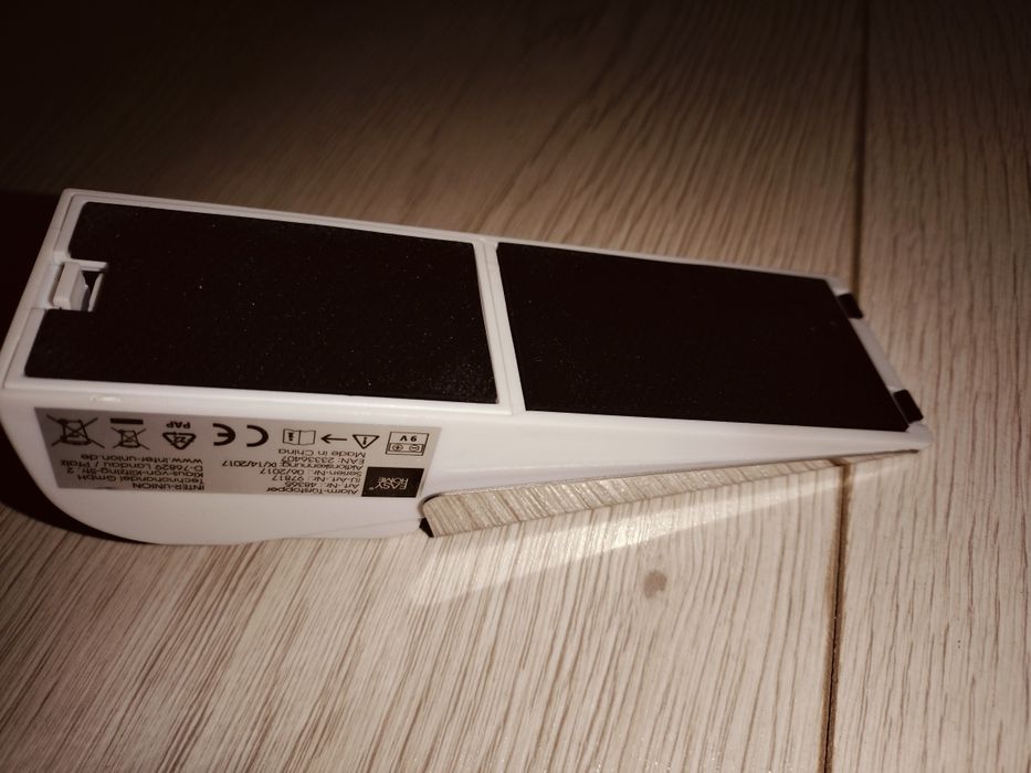 Opritor de usa cu alarma