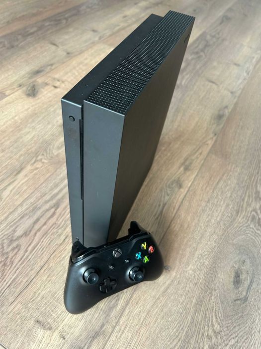 Xbox One X 1TB + 1 Controller + Cabluri