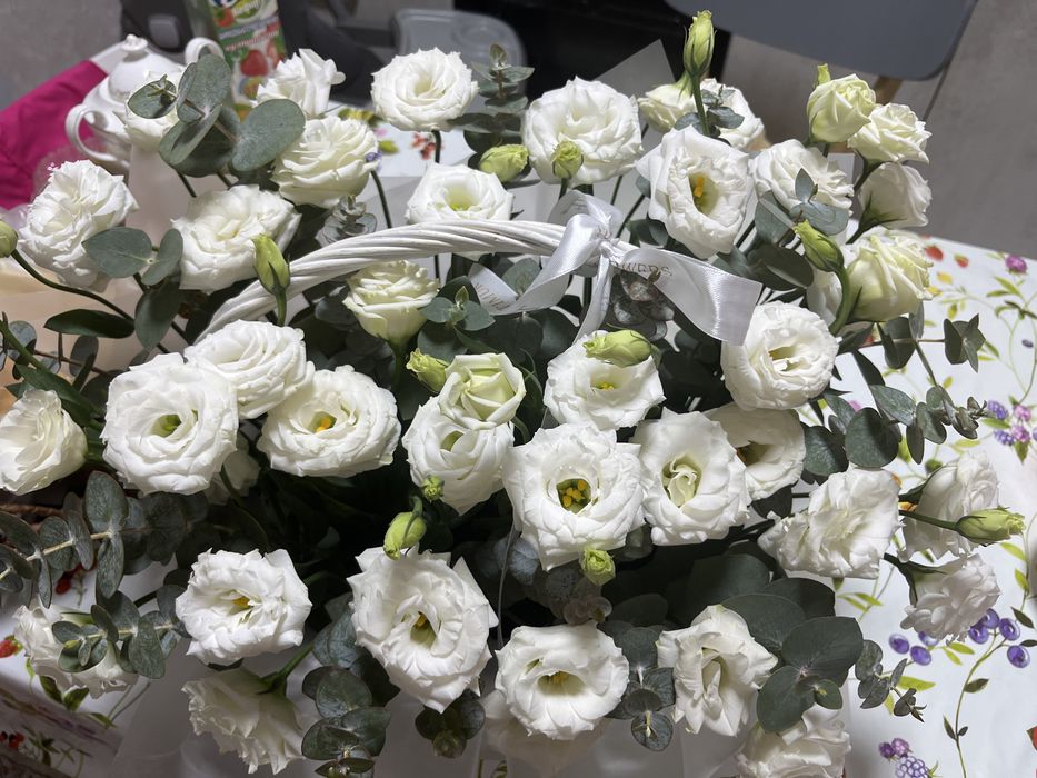 В корзине цветы , огромный