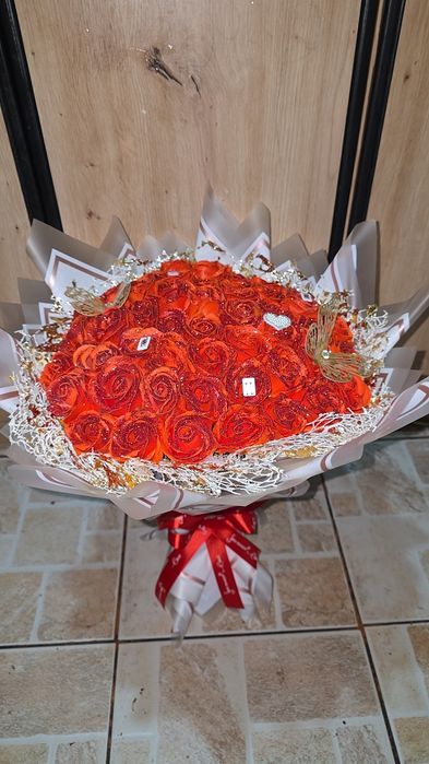Buchet regal rosu cu sclipici si cărți