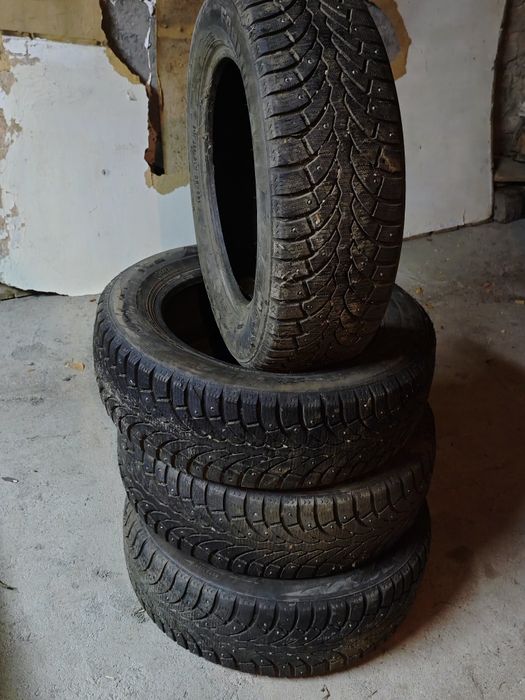 Продам зимний комплект шин