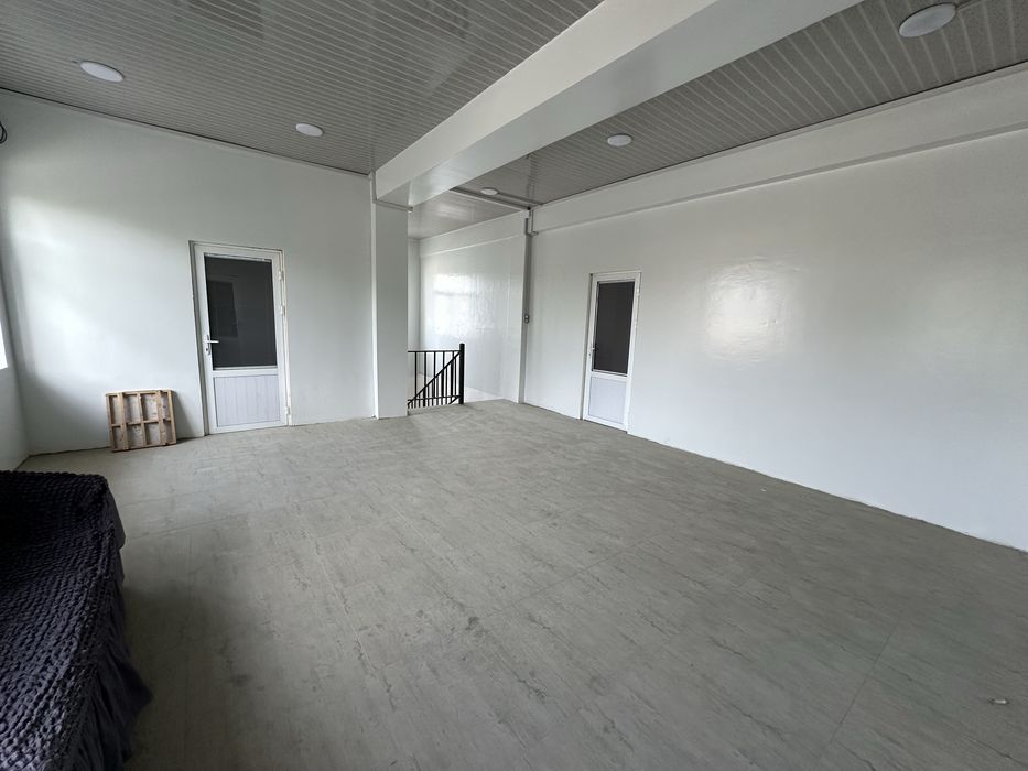 Келесда йул юзида уй сотилади. Угловой. 4 сотих. 450 кв.