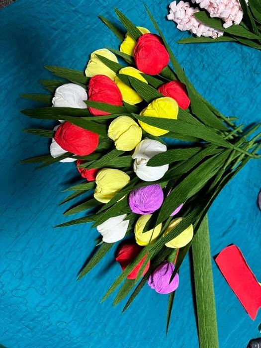 Лалета ,зюмбюли, рози и маргарити от креп хартия