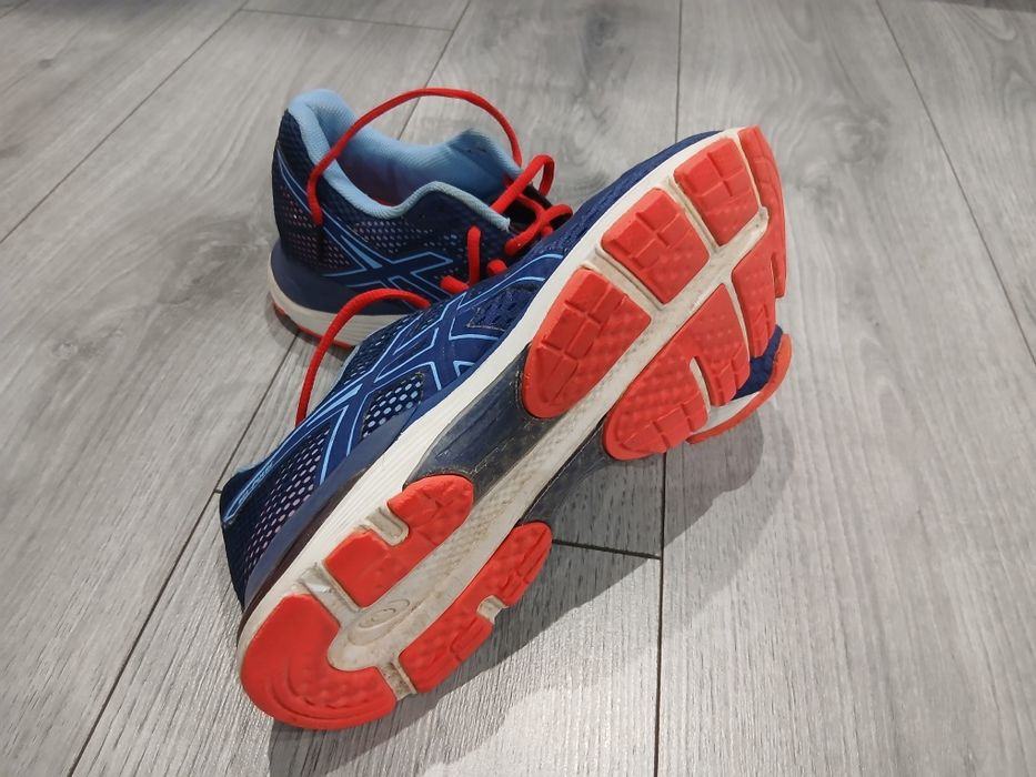 Vând încălțăminte sport Asics nr.37