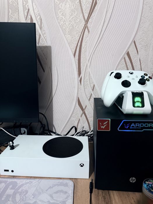 Продам Xbox Series S + два геймпада и зарядку