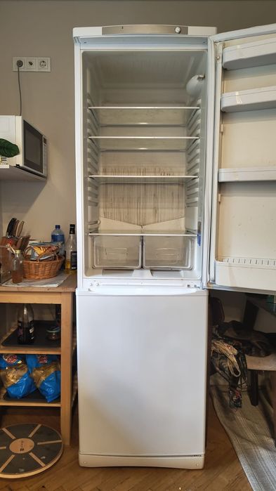 Холодильник Indesit рабочий (на запчасти или под восстановление)